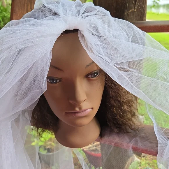 White Trailing Extra-long Tulle Veil - Picture 10 of 11